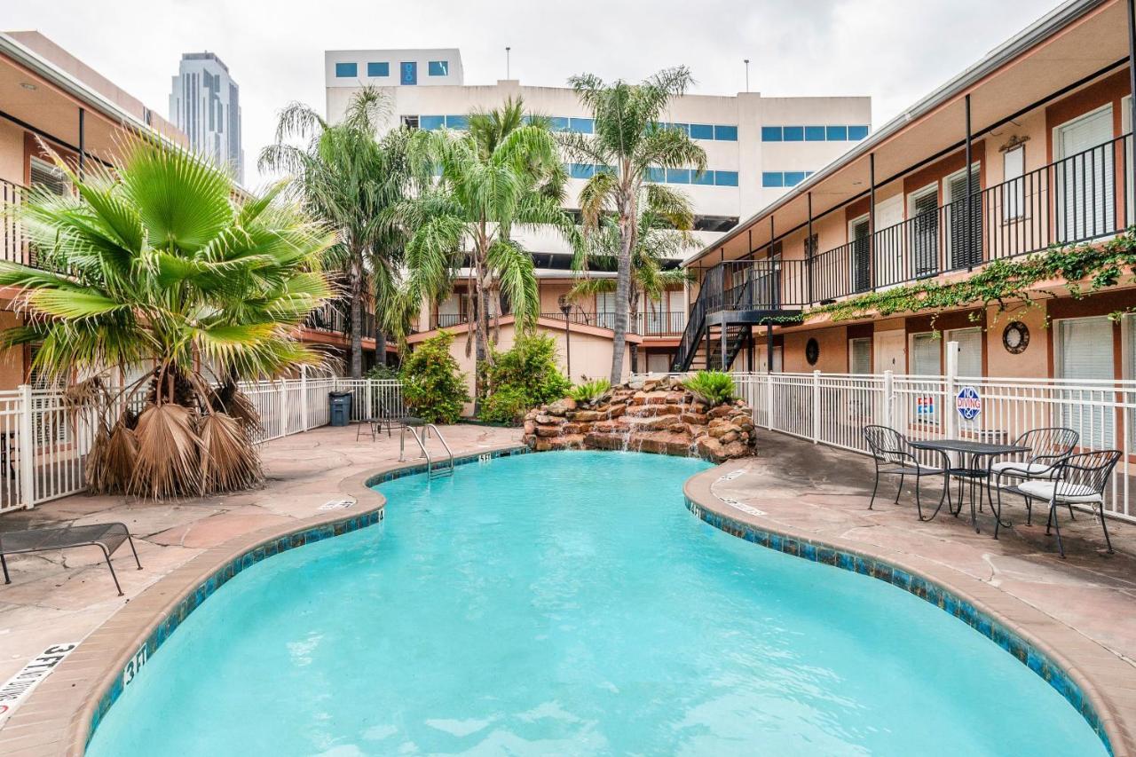 Oyo Hotel & Apartments Houston Galleria Exterior photo