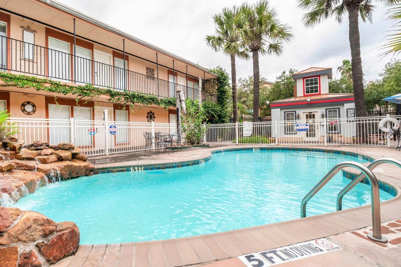 Oyo Hotel & Apartments Houston Galleria Exterior photo