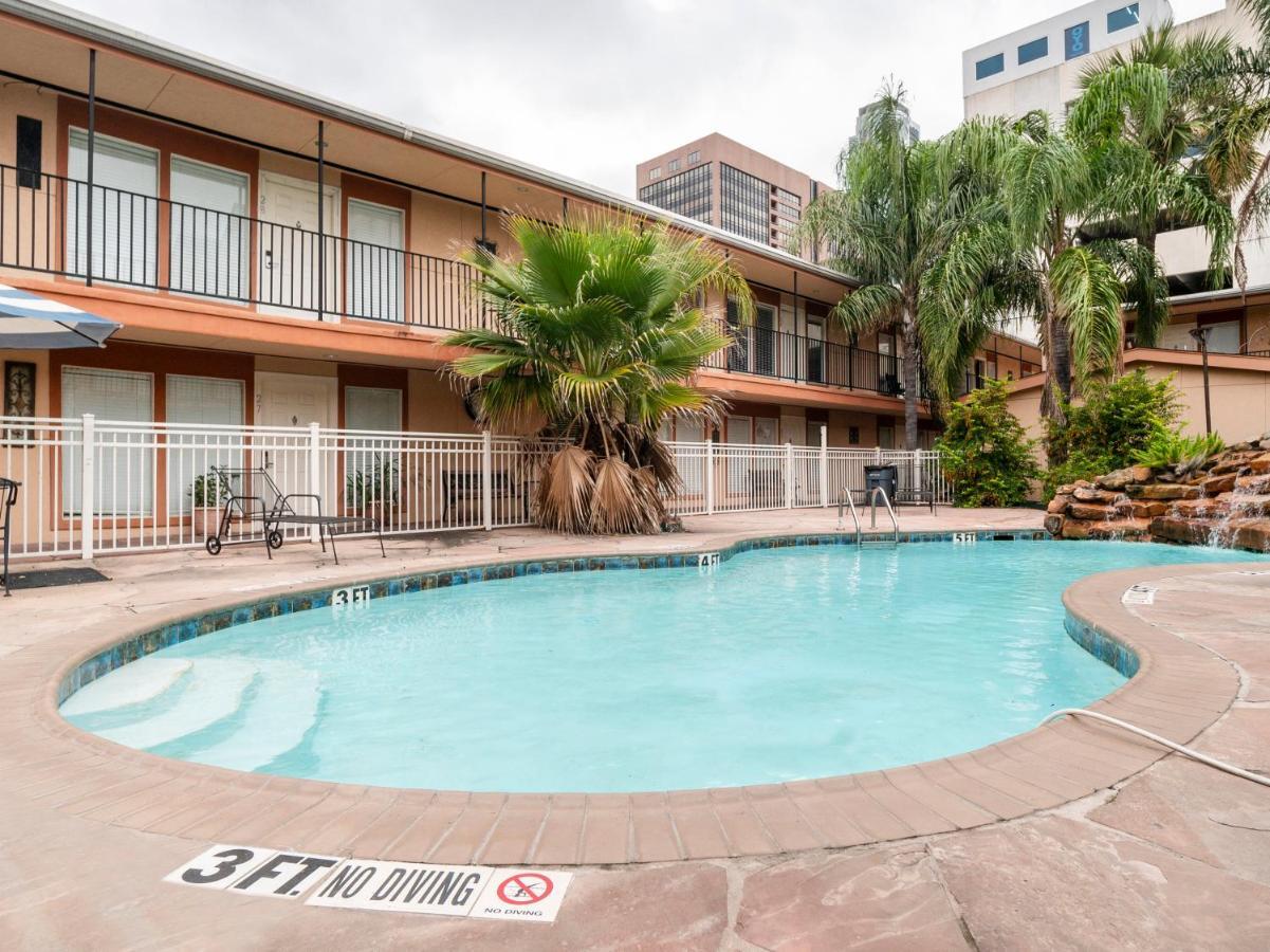 Oyo Hotel & Apartments Houston Galleria Exterior photo