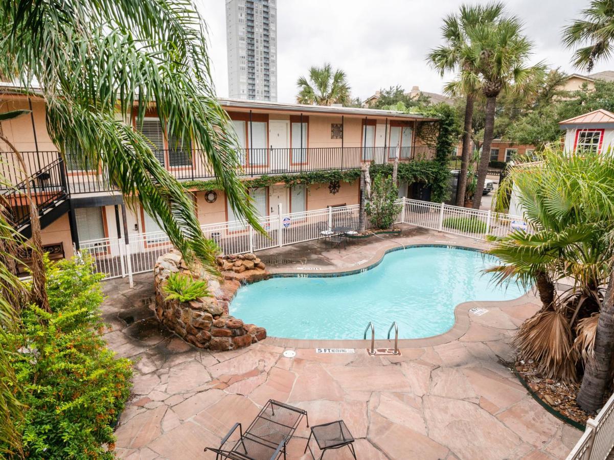 Oyo Hotel & Apartments Houston Galleria Exterior photo